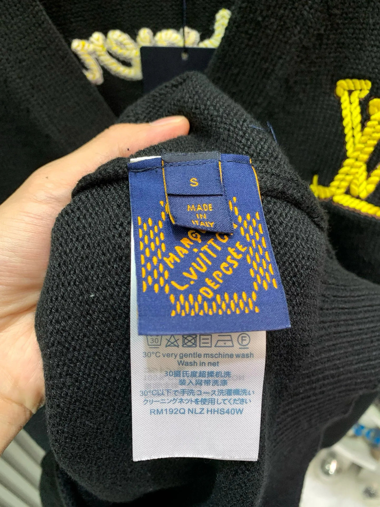 🅿️420 🀄️ Louis Vuitton 1*v25 new autumn and winter new knitted jacket with large logo on the chest. The yarn is 32-count double-ply yarn. It is composed of 30% wool and 70% cotton. It has the warmth of wool and the comfort of cotton. The color must be dyed. After five times of color adjustment, it is reactive black. The fabric is made by an imported 5-needle Stoll intarsia machine. This still needs to be made by an imported machine for better results. The thread effect is 2×1 thread material with silk processing inside. It is not easy to deform when washed. The embroidery thread is dyed wool thread. It is embroidered by a high-density Tajima machine. The embroidery order is from the outside to the inside layer by layer. The size order direction is completely consistent with zp. The threads on the back of the heart are all hand-knotted. The buttons are made of real horn buttons. The horn texture is natural and appears randomly. It has been used many times in our clothing. The letter logo is laser engraved. It is also consistent with zp after testing many times. Buttons are sewn by hand in the same direction